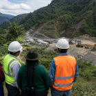 Representantes de comunidades y del sector minero observan una operación extractiva, en una imagen que refleja la importancia del diálogo, la confianza y el desarrollo local para construir una verdadera licencia social.