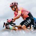 Richard Carapaz durante la segunda etapa de La Vuelta a España 2026, donde terminó en el puesto 25 y mantuvo la diferencia de 37 segundos con Pogačar.