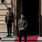 El presidente de Ucrania, Volodímir Zelenski, aguarda la llegada de los invitados internacionales a la cumbre del grupo Nórdico-Báltico (NB8) en Kiev, este domingo 23 de agosto.