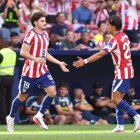 El delantero del Atlético de Madrid Guiuliano Simeone (d) saluda a Julián Álvarez al entrar en el terreno de juego, durante el partido de LaLiga ante Villarreal CF.
