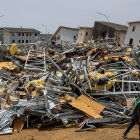 Una persona frente a escombros de viviendas afectadas por los terremotos del 24 de junio en Catia La Mar (Venezuela).