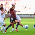 La delantera Karen Páez (c) marcó en la victoria 2-0 de Dragonas IDV sobre Guerreras Albas en la final de ida.