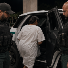 Referencial.Agentes escoltan a una ecuatoriana detenida por ICE en Florida.