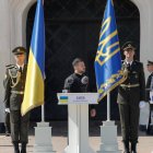 El primer ministro de Gran Bretaña, Andy Burnham, el presidente de Ucrania, Volodymyr Zelensky, y el presidente del Consejo Europeo, Antonio Costa, en el Día de la Independencia de Ucrania en Kiev, el 24 de agosto de 2026.