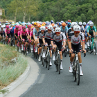 Los ciclistas corren en la tercera etapa de la Vuelta a España 2026.