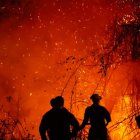 Brigadistas intentan sofocar los focos de fuego activos en el departamento del Tolima.