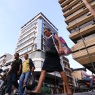 Ciudadanos caminan por la intersección de las calles Lorenzo de Garaycoa y Clemente Ballén, en el centro de Guayaquil, rodeados por edificios.