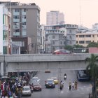 Un flujo importante de personas transitan a diario por debajo de edificios en la Bahía de Guayaquil.