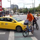 El deterioro vial y la invasión de ciclovías por vehículos obligan a ciclistas de Quito a compartir espacios con automóviles.