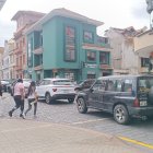 En la intersección de las calles Simón Bolívar y Tomás Ordóñez se observa el irrespeto a varias de las señales de tránsito.