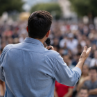 Los precandidatos buscan conectar con el electorado mientras los expertos alertan sobre el peso de las emociones en la campaña.