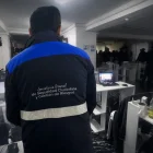 El operativo de la Policía permitió intervenir un call center en el norte de Quito, donde se encontraron 172 computadores y 66 celulares.