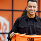 El recién nombrado Xavi Hernández asiste a su presentación como seleccionador de la selección nacional de fútbol de los Países Bajos.