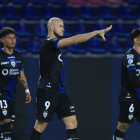 Carlos González (c.), celebra un gol con dos compañeros.