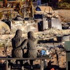 Una estatua permanece entre los restos de una casa arrasada por el incendio Hawk en Reno, Nevada, el 24 de agosto de 2026.