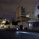 El daño de esta luminaria provoca molestias a quienes residen en el sector de José Mascote, entre Primero de Mayo y Quisquís, centro de Guayaquil.