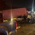 El contenedor cayó sobre el costado derecho de la camioneta, en el parterre central del kilómetro 11 de la vía a la costa.