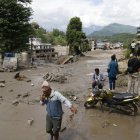 Campesinos avanzan entre el lodo en Trishuli, en el distrito nepalí de Nuwakot, tras una riada repentina.