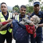 Una anciana fue rescatada de una residencia de ancianos en Devighat tras una inundación repentina en Trishuli Bazar, distrito de Nuwakot, Nepal, el 26 de agosto de 2026.