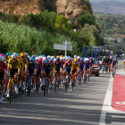 El pelotón durante la quinta etapa de La Vuelta a España, este miércoles, que se disputa entre Falset y Roquetes (Tarragona)