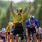 El ciclista británico Matthew Brennan (Visma Lease a Bike) celebra su victoria en la quinta etapa de La Vuelta a España.