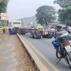 Un tráiler intentó realizar un giro en el primer retorno de la vía a la costa la mañana de este miércoles 26 de agosto.