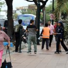 En Urdesa se pueden encontrar personas cuidan carros junto a los parquímetros.