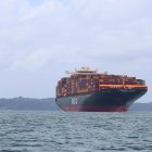 Buques portacontenedores transitando por el Canal de Panamá, en Ciudad de Panamá (Panamá).
