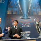 Gianni Infantino (i), entonces secretario general de la FIFA, junto al exfutbolista argentino Javier Zanetti.