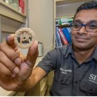 Lahiru Jayakody, líder del proyecto, mostrando una de las galletas.
