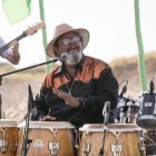 Fotografía de archivo del 9 de enero de 2020 del músico uruguayo Rubén Rada presentándose en la playa de La Paloma, en Rocha (Uruguay).