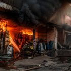 Bomberos enfrentan un incendio en una zona urbana, un escenario que evidencia los riesgos asociados al almacenamiento irregular de materiales inflamables en bodegas clandestinas.