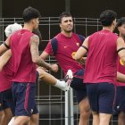 El jugador del FC Barcelona Rodri (c), durante el entrenamiento del equipo este miércoles en las instalaciones de la Ciudad Deportiva Joan Gamper.