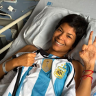 Elena Valle sostiene la camiseta de Argentina en su recuperación, acompañada por el mensaje de apoyo de Xuxa.
