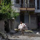 Los supervivientes de las inundaciones regresan a sus hogares tras una crecida repentina en la aldea de Devighat, distrito de Nuwakot, Nepal, el 27 de agosto de 2026.