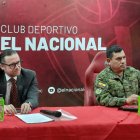 El interventor de El Nacional, Juan Manuel Aguirre (i), y el coordinador general del club, Francisco Reyes, dieron a conocer las novedades del equipo.