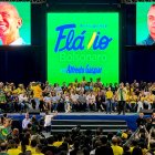 Personas asisten a un acto de campaña del candidato a la presidencia de Brasil por el partido Liberal (PL), Flávio Bolsonaro.