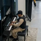 Con su uniforme de trabajo, el guardia de la UEES interpretó ‘Photograph’, de Ed Sheeran, y sorprendió a quienes presenciaron el momento.