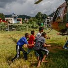 Rescate de personas con un helicóptero del Ejército de Nepal en la aldea de Hatigauda, ​​distrito de Nuwakot, tras la masiva riada.