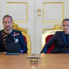 El nuevo rey de Noruega, Haakon VIII (i), junto a la princesa heredera Ingrid Alexandra (i), durante un consejo de ministros extraordinario en el Palacio Real de Oslo, Noruega.
