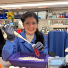 Investigadora ecuatoriana realiza ensayos en laboratorio de Mayo Clinic.