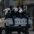 Integrantes de la Policía de Haití patrullan una calle este jueves, en Puerto Príncipe (Haití).