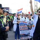 Un grupo de médicos participa en una manifestación en la que exigen dotación en los hospitales y mejores condiciones laborales este viernes, en Cambyretá (Paraguay).