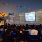 El público guayaquileño en la exhibición Cine al Río.