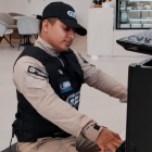 Billy Asencio, guardia de seguridad, toca piano en el Onco Center de la UEES.