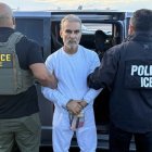 Imagen divulgada por el presidente Noboa de José Serrano siendo trasladado al país en vía aérea.