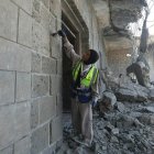 Voluntarios trabajan para preservar el patrimonio de la mezquita Abu Salim de Deir al Balah (centro de Gaza) que Israel atacó.