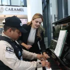 El talento de Billy Asencio frente al piano fue descubierto tras un video grabado mientras interpretaba una canción en el Onco Center de la UEES