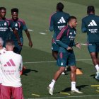 El jugadores del Real Madrid Mbappé (d) asiste al entrenamiento del equipo en la ciudad deportiva Valdebebas,