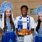 Con el tradicional karavái en sus manos, Gonzalo Plata vivió su primera bienvenida como jugador del Dinamo Moscú.